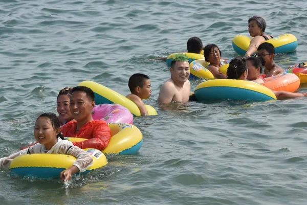 Feriados Lotam Resort Praia Para Refrescar Dia Escaldante Cidade Dalian — Fotografia de Stock