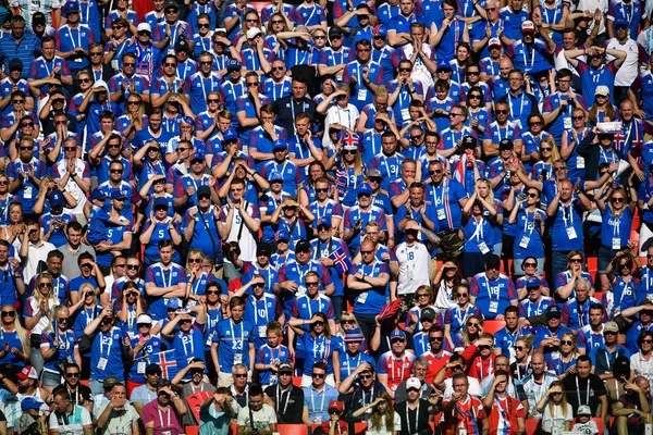Fani Piłki Nożnej Islandia Oglądanie Grupa Mecz Między Argentyną Islandii — Zdjęcie stockowe