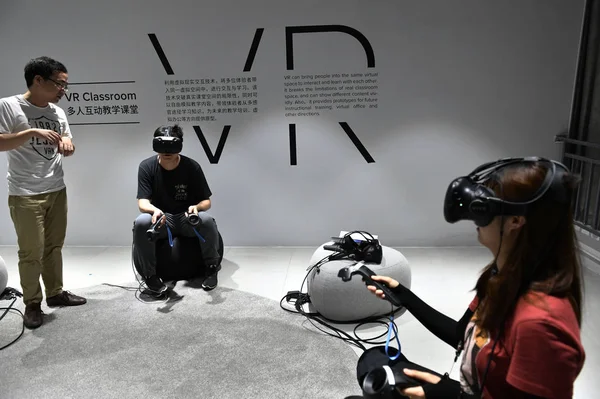 Visitatori Provano Dispositivi Realtà Virtuale Una Base Industriale Realtà Virtuale — Foto Stock