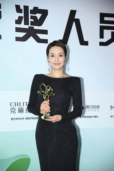 Actriz China Yili Posa Con Trofeo Premio Mejor Actriz Por — Foto de Stock