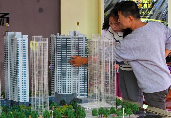 2018年5月9日 在中国东部江苏省宿迁市举行的房地产博览会上 中国购房者查看了一个住宅项目的住房模式 — 图库照片