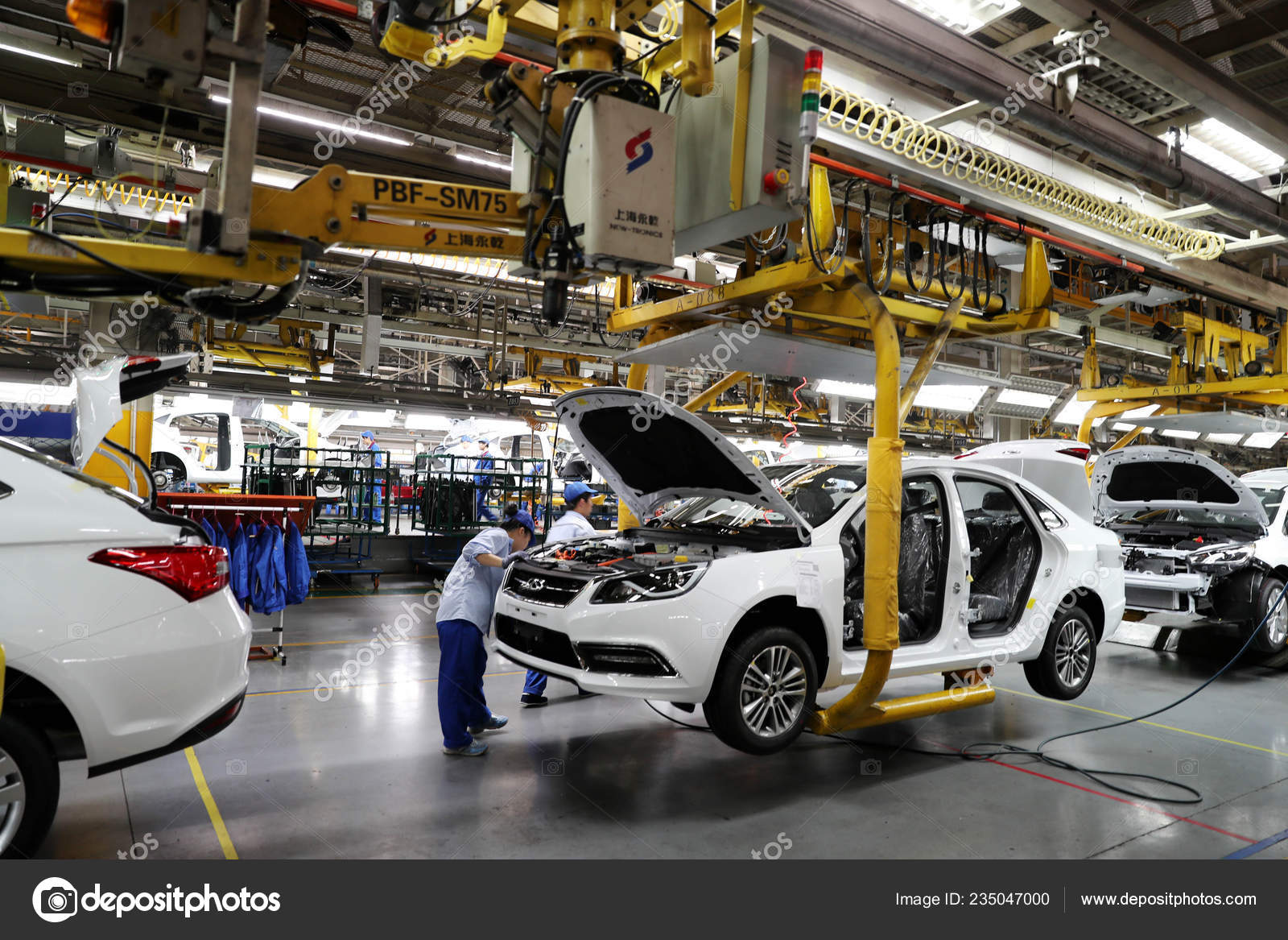 Chinese Workers Assemble Cars Assembly Line Auto Plant Chery Wuhu – Stock  Editorial Photo © ChinaImages #235047000