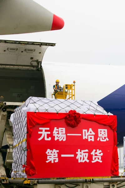 Члены Наземного Экипажа Китая Грузят Посылки Реактивный Самолет Boeing 747 — стоковое фото