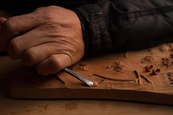 Kinesiska Hantverkare Huang Xiaojian Skapar Trä Carving Konstverk Sin Ateljé — Stockfoto