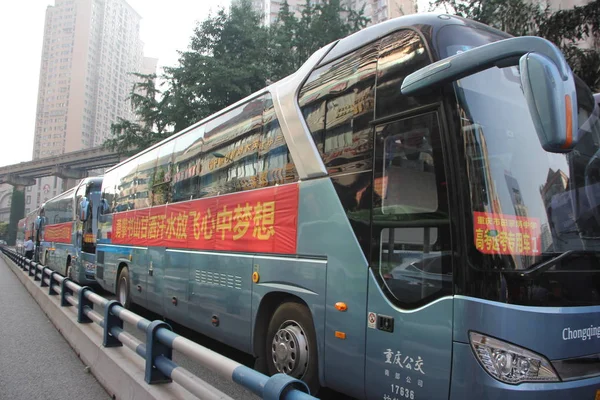 Passagiersbussen Huren Door Een Hot Pot Restaurant Eigenaar Gratis Drives — Stockfoto