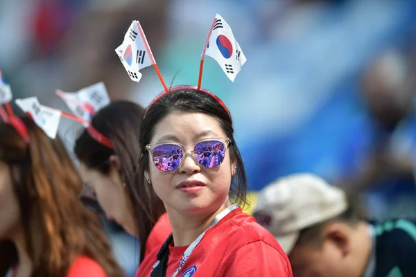 韓国女性のフットボールのファンの様子をスウェーデンと韓国のグループ の試合前に Fifa ワールド カップ 2018 ロシアのニジニ ノヴゴロドの 2018 — ストック写真
