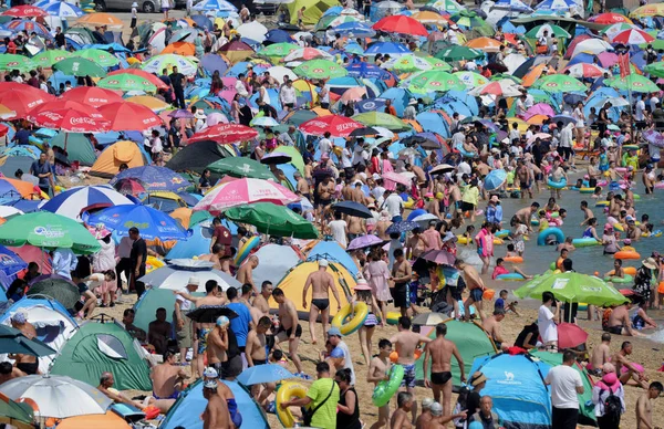 More 000 Holidaymakers Crowd Beach Resort Cool Scorching Day Dalian — Stock Photo, Image