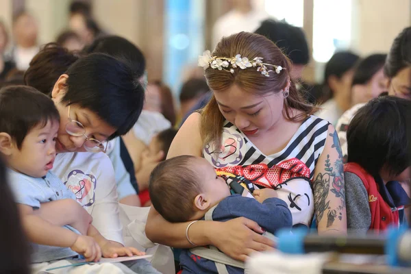 Китайские Матери Принимают Участие Мероприятии Продвижению Грудного Вскармливания День Информирования — стоковое фото