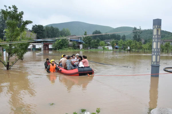 Kínai Mentők Ürítse Helyi Lakosok Árvízi Nehéz Vihar Okozta Typhoon — Stock Fotó