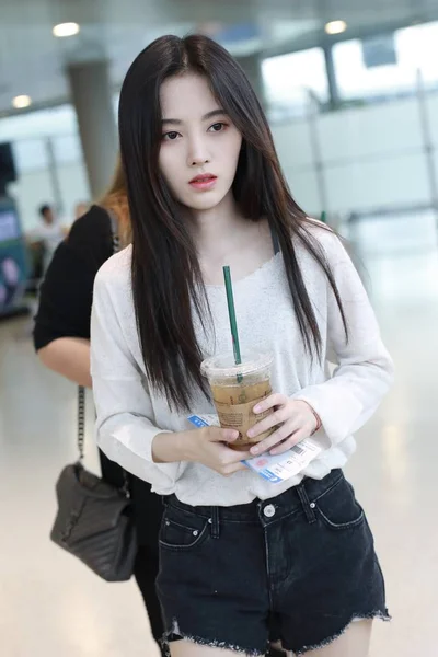 Çinli Şarkıcı Aktris Jingyi Geldiğinde Şanghay Hongqiao Uluslararası Havaalanı Ayrılmadan — Stok fotoğraf