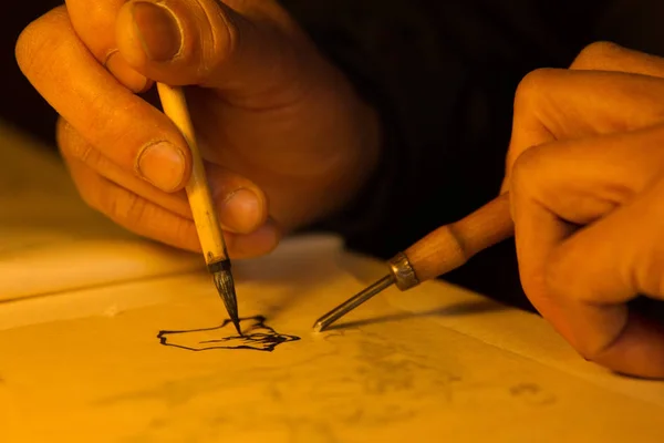 Китайський Майстер Хуан Сяйян Створює Дерев Яний Різьблення Мистецтва Своїй — стокове фото