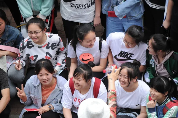 在中国东北辽宁省大连市 一些穿着耐克T恤衫的中国学生 希望答案都好 在中学外等候 然后参加全国高考 又称高考 — 图库照片