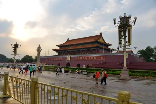 Les Touristes Passent Devant Tian Anmen Rostrum Pékin Chine Juin — Photo