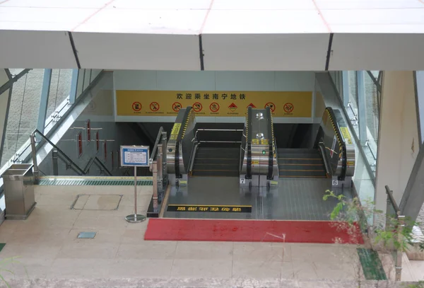 2018年站被称为 最荒凉的地铁站 5月7日 在中国南方广西壮族自治区南宁市地铁1号线被空旷的田野包围 — 图库照片
