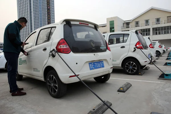 Residente Local Utiliza Vehículo Eléctrico Del Servicio Intercambio Automóviles Chino — Foto de Stock