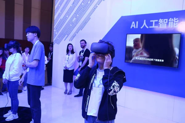 Visitante Experimenta Dispositivo Realidad Virtual Stand Facebook Durante Exposición Internacional — Foto de Stock