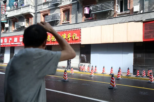 Local Resident Looks Souvenir Shop Its Signboard Collapsed Killing People — 图库照片