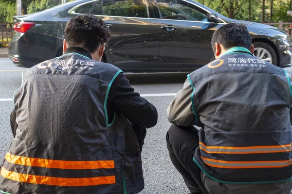 Los Empleados Chinos Didi Chuxing Aplicación Servicio Taxis Coches Ven —  Fotos de Stock