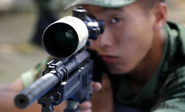 Seorang Penembak Jitu Polisi Bersenjata Guangdong Membidik Target Selama Pelatihan — Stok Foto