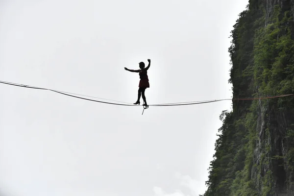 Mimi Guesdon Francia Partecipa Concorso Slackline Tacchi Alti Una Sfida — Foto Stock