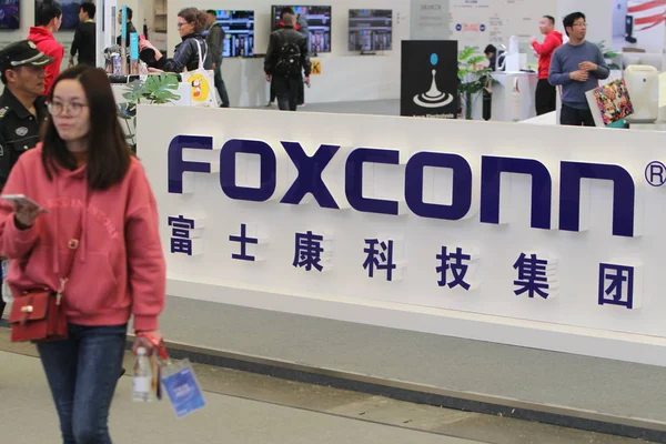 Bir Ziyaretçi Foxconn Stand Şanghay Çin Bir Sergi Sırasında Mart — Stok fotoğraf