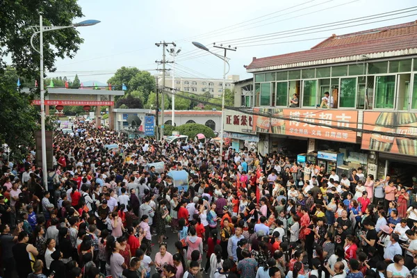 Lokale Chinese Bewoners Ouders Menigte Straat Zien Van Studenten Van — Stockfoto