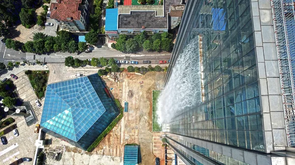 Vista Uma Cachoeira Artificial Exterior Prédio Escritórios 121 Metros Altura — Fotografia de Stock