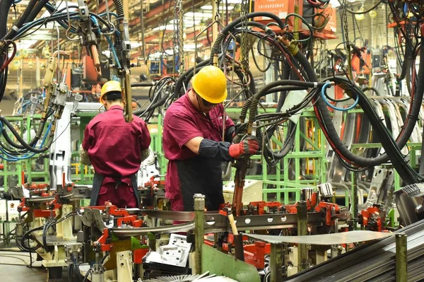 Trabajadores Chinos Montan Coche Línea Montaje Planta Automóviles Jac Motors —  Fotos de Stock