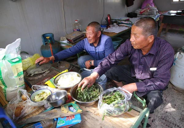 Chinese Migrant Workers Cook Iron Box House Middle National Highway — Stock Photo, Image