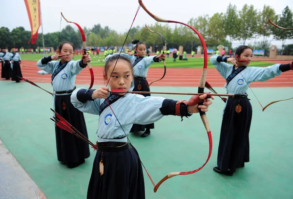 Chinesische Studenten Traditionellen Kostümen Üben Das Schießen Einer Schule Der — Stockfoto