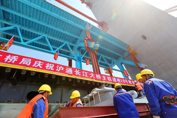Trabalhadores Chineses Trabalham Canteiro Obras Píer Principal Ponte Mais Longa — Fotografia de Stock