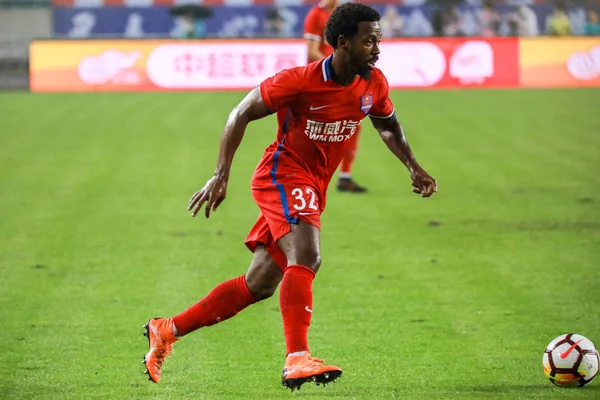 Giocatore Calcio Brasiliano Fernandinho Henrique Chongqing Swm Dribbling Ball Tianjin — Foto Stock