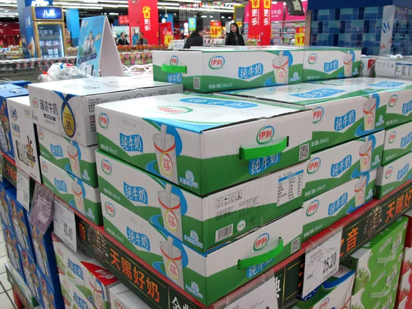 Dozen Van Yili Zuivere Melk Zijn Koop Bij Een Supermarkt — Stockfoto