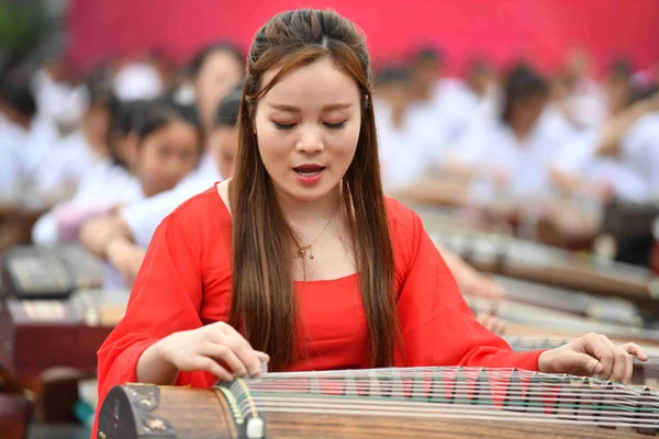 Китайские Энтузиасты Исполняют Традиционный Китайский Инструмент Guzheng Время Шоу Посвященного — стоковое фото