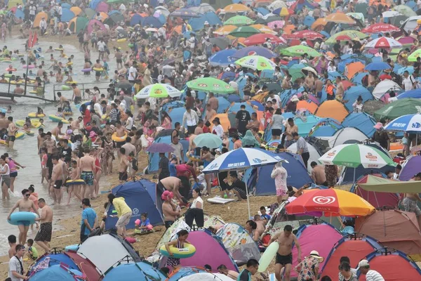 Holidaymakers Crowd Beach Resort Cool Scorching Day Dalian City Northeast — Stock Photo, Image