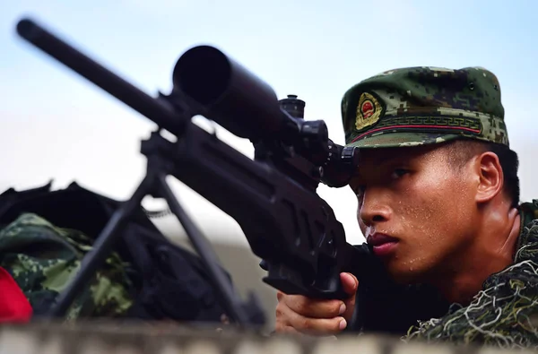 Seorang Penembak Jitu Polisi Bersenjata Guangdong Membidik Target Selama Pelatihan — Stok Foto