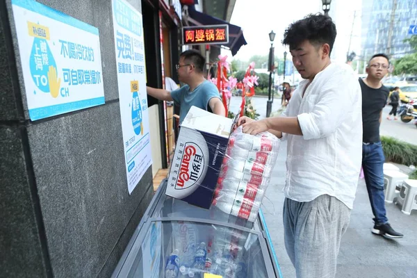 거주자는 상하이에서 근로자를 얼음을 사랑의 음료를 2018 — 스톡 사진