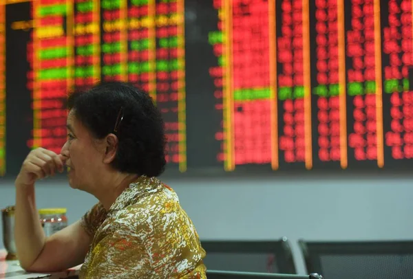 Een Chinese Investeerder Zit Voor Een Scherm Weergeven Van Prijzen — Stockfoto