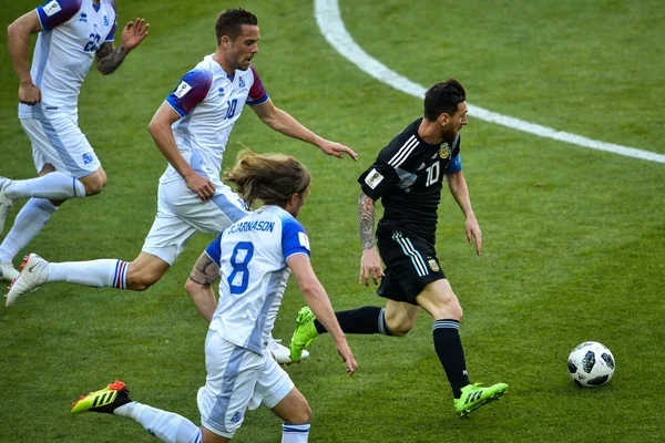 Lionel Messi Argentine Droite Fait Une Percée Face Birkir Bjarnason — Photo