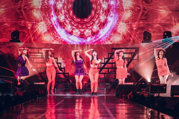 Leden Van Zuid Koreaanse Meisjesgroep Apink Uitvoeren Bij Een Concert — Stockfoto