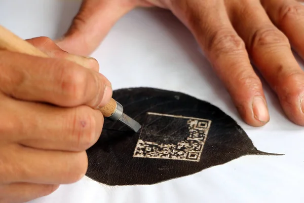 Artesão Chinês Kong Qingsi Grava Uma Folha Processada Seu Código — Fotografia de Stock