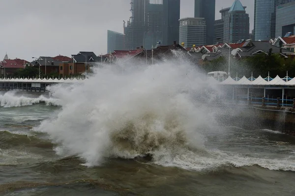 Huge Waves Tidal Bore Caused Typhoon Ampil Tenth Typhoon Year — Stock Photo, Image