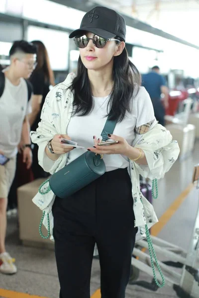 Kínai Színésznő Bingbing Megérkezik Peking Főváros Nemzetközi Repülőterén Előtt Elutazás — Stock Fotó