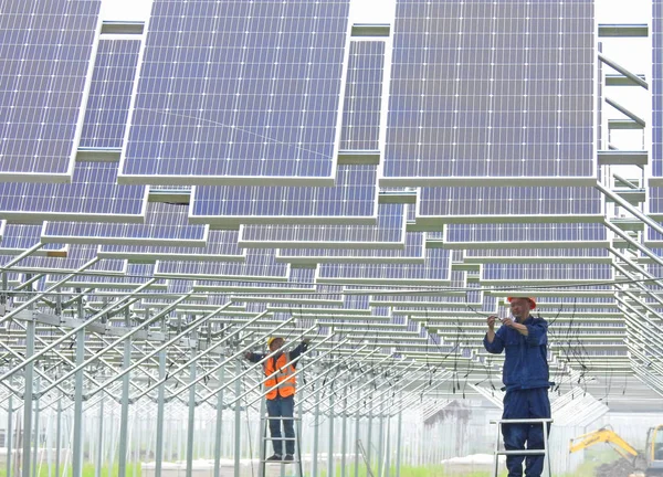 Çinli Işçiye Güneş Panelleri Bir Fotovoltaik Güç Istasyonu Lianyungang Şehirde — Stok fotoğraf
