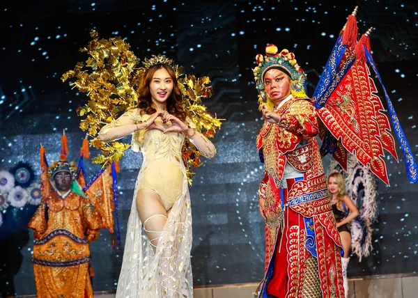 Peking Opera Performer Poses Model Displays Victoria Secret Style Lingerie — Stock Photo, Image