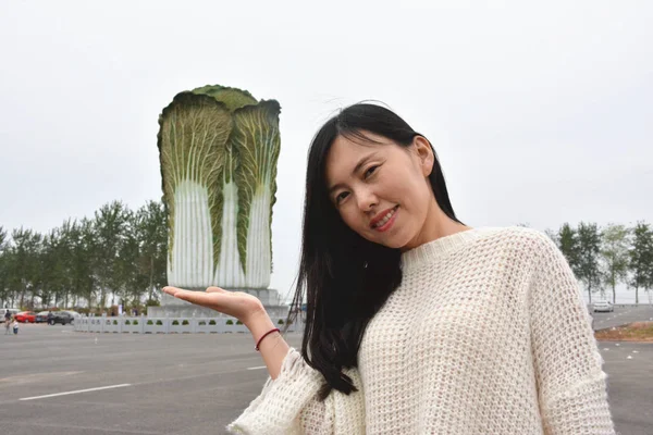 Turista Posa Para Fotos Creativas Con Escultura China Forma Repollo —  Fotos de Stock