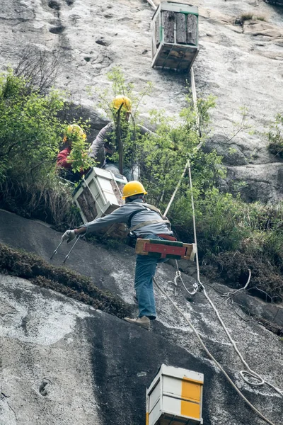 Apicultores Que Transportan Colmenas Kilogramos Escalan Acantilado Empinado Una Montaña — Foto de Stock
