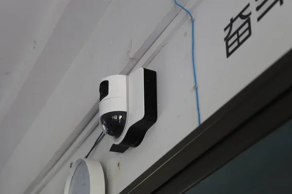 Una Cámara Vigilancia Instala Parte Superior Pizarra Aula Para Monitorear — Foto de Stock