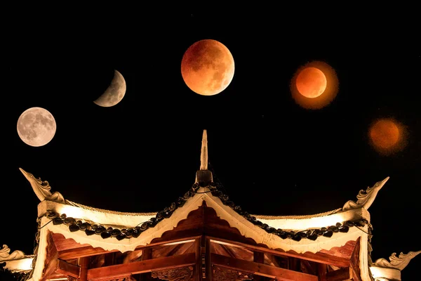合成写真は 中国南西部の貴州省 太江郡 Qiandongnan Miao 東自治区で合計月食中に空で今世紀最長の 血の月 日食の全期間を示しています 7月2日 — ストック写真