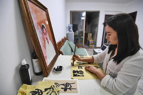 Yang Kexin Mujer China Del Grupo Étnico Miao Propietaria Museo — Foto de Stock